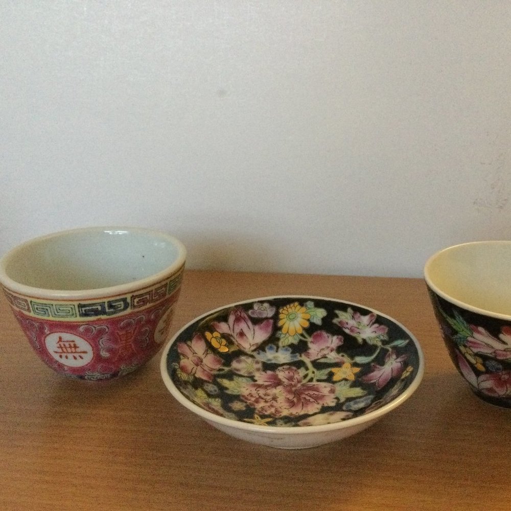 Vintage Chinese porcelain small plate & sake cups lot of 3 black floral Mun Shou